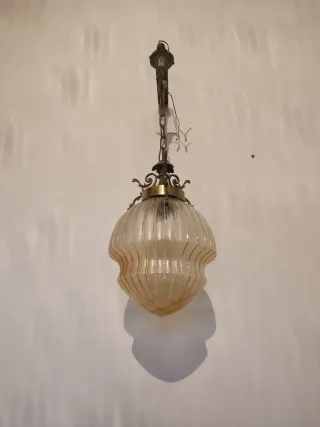 Lampadario liberty in ottone e vetro ambrato