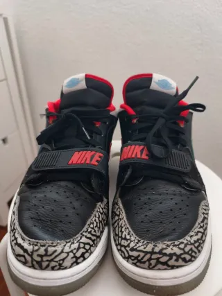 Zapatillas Jordan Legacy Negras y Rojas