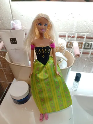 Muñeca Barbie con vestido verde y rosa