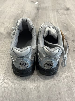Asics grises/plateadas Talla 42