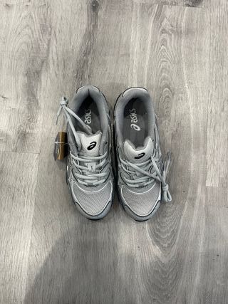 Asics grises/plateadas Talla 42