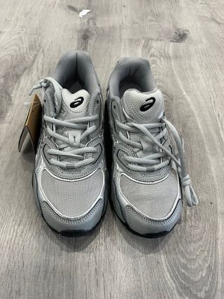 Asics grises/plateadas Talla 42