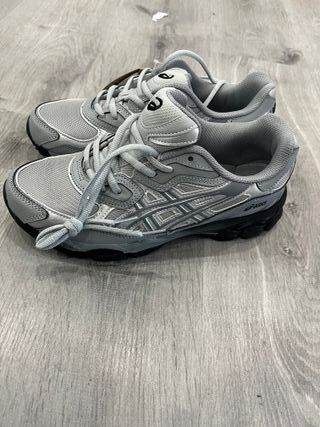 Asics grises/plateadas Talla 42