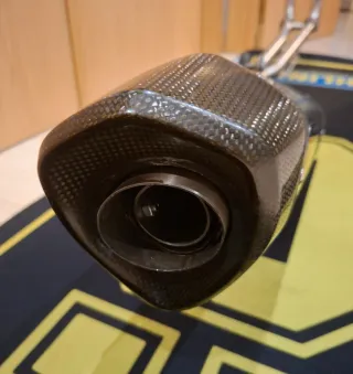 Tubo de escape Akrapovic carbono