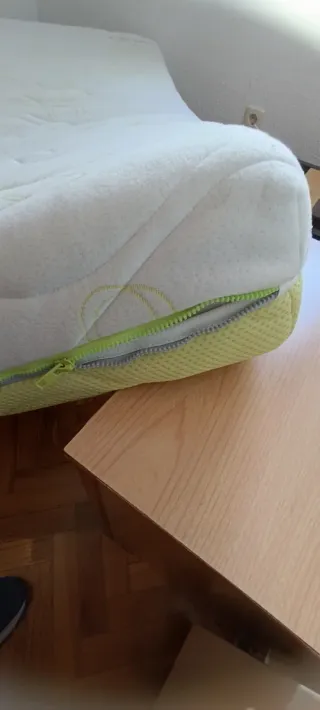 CABECERO,SOMIER,COLCHON,MESITA,COMODA Y ESPEJO.