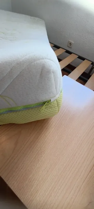 CABECERO,SOMIER,COLCHON,MESITA,COMODA Y ESPEJO.