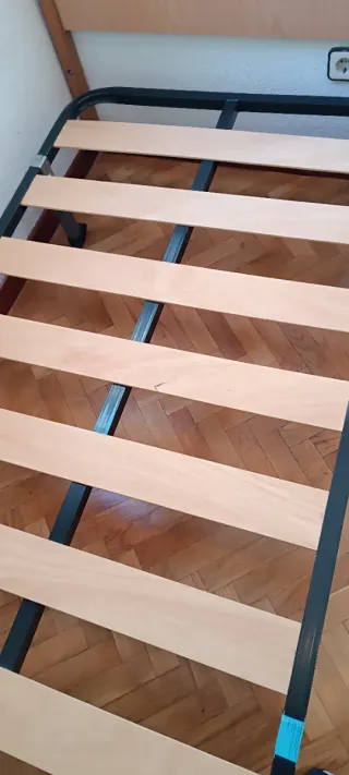 CABECERO,SOMIER,COLCHON,MESITA,COMODA Y ESPEJO.