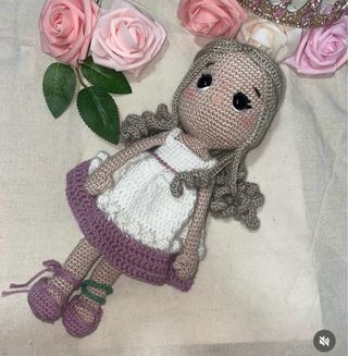 Muñeca tejida a mano pelo rizado