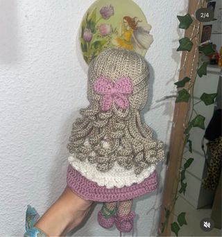 Muñeca tejida a mano pelo rizado