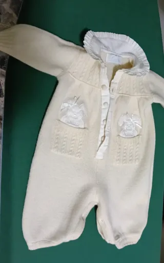 Pagliaccetto neonato con coniglietti