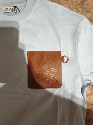 Camiseta Loewe Blanca con Bolsillo