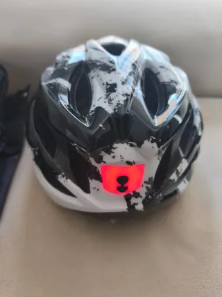 Casco de bicicleta blanco y negro con LED