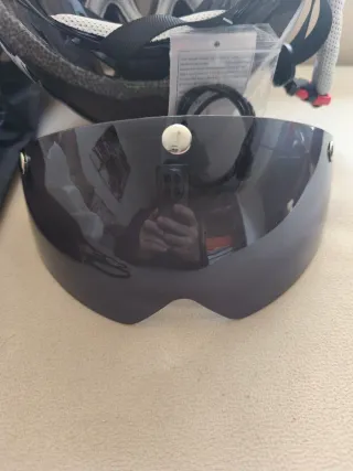 Casco de bicicleta blanco y negro con LED