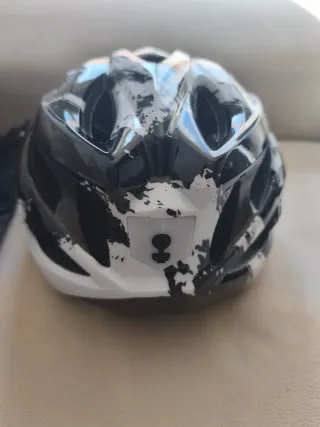 Casco de bicicleta blanco y negro con LED