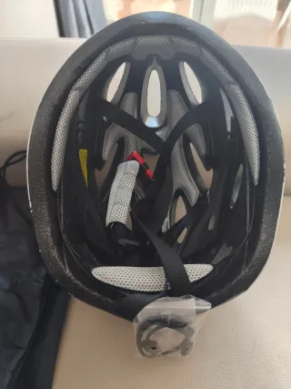 Casco de bicicleta blanco y negro con LED