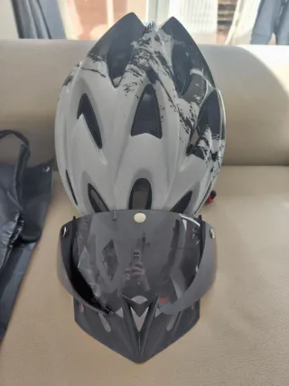Casco de bicicleta blanco y negro con LED