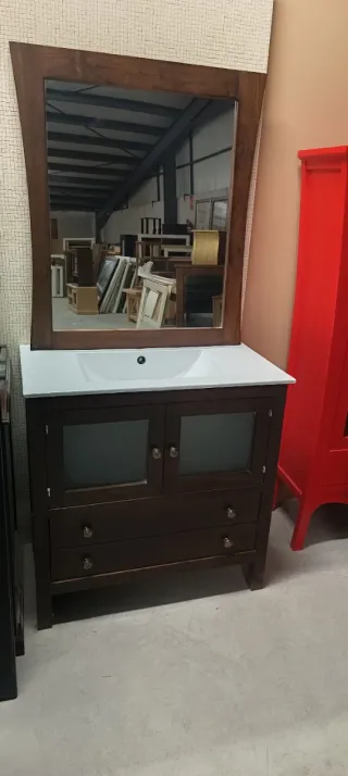 Mueble de baño con espejo y lavabo