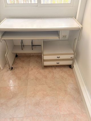 Escritorio blanco con cajones y ruedas