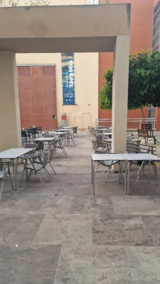 Traspaso bar con licencia, salida de humo y terraz