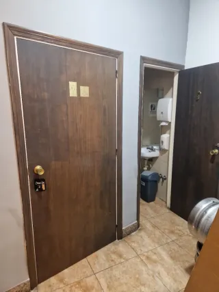 Traspaso bar con licencia, salida de humo y terraz