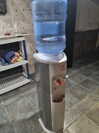 Dispensador de agua con bidón