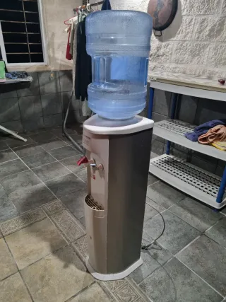 Dispensador de agua con bidón