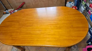 Mesa de comedor de madera ovalada