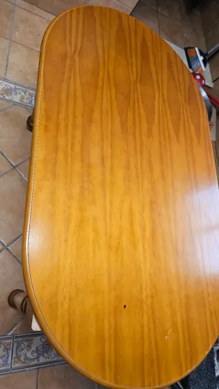 Mesa de comedor de madera ovalada