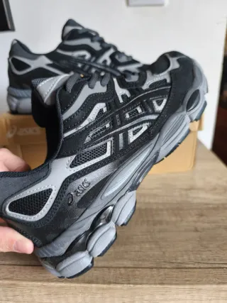 Zapatillas Asics Negras y Grises.solo envío