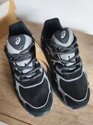 Zapatillas Asics Negras y Grises.solo envío