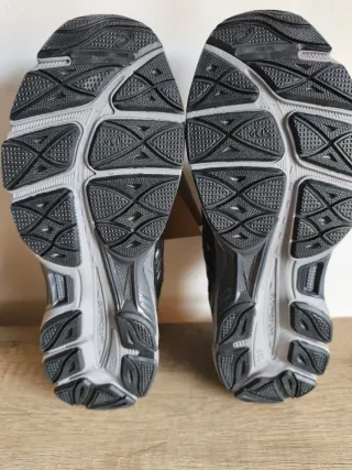 Zapatillas Asics Negras y Grises.solo envío