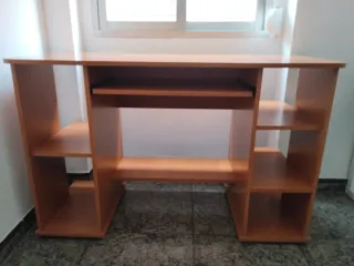 Escritorio de madera con silla de escritorio