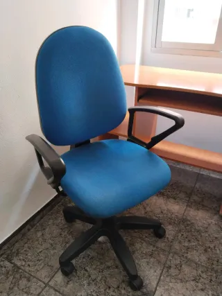 Escritorio de madera con silla de escritorio