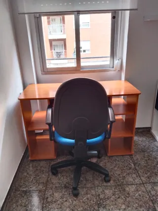Escritorio de madera con silla de escritorio