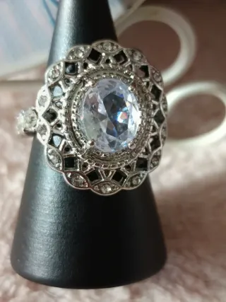 Anillo plata con piedra central y detalles