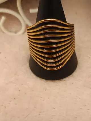 Anillo Acero dorado diseño ondulado