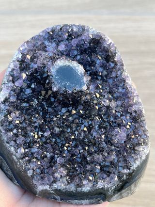 Drusa amatista con estalactita