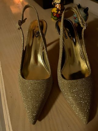 Zapatos de tacón plateados y dorados