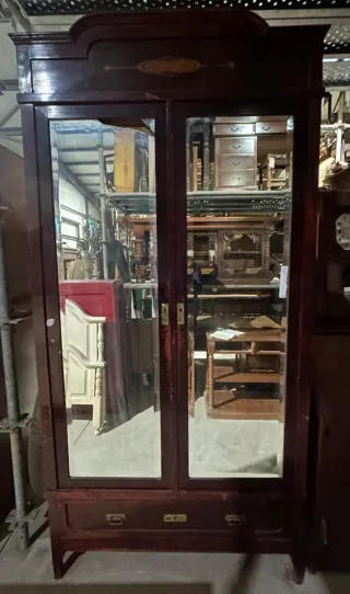 Armario antiguo con espejos