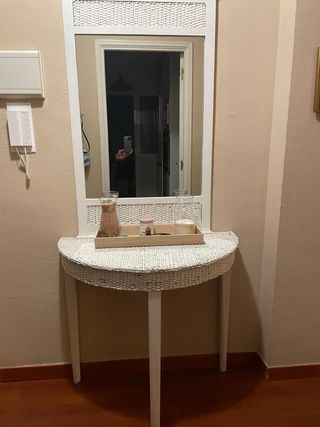 Mueble recibidor de madera y ratán