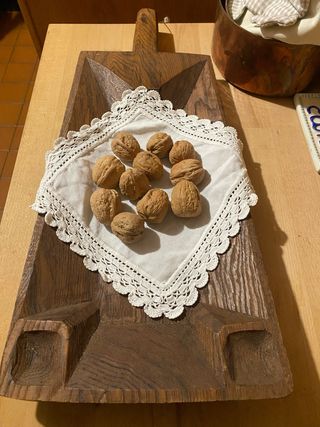 Portanoci antico in legno intagliato