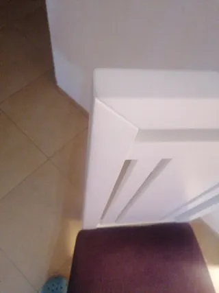 Silla  blanca con asiento morado las 2 sillas