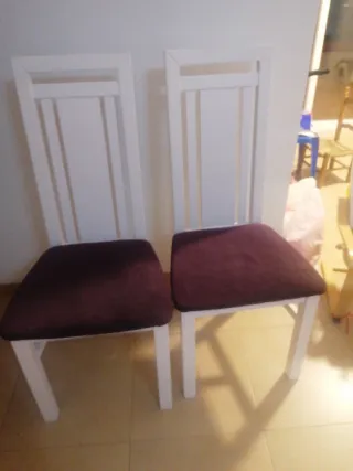 Silla  blanca con asiento morado las 2 sillas