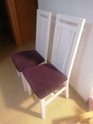 Silla  blanca con asiento morado las 2 sillas