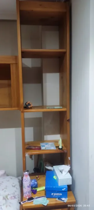 Habitación de madera con puertas de cristal