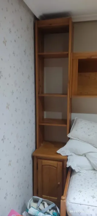 Habitación de madera con puertas de cristal