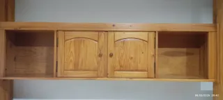 Habitación de madera con puertas de cristal