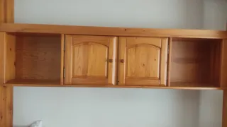 Habitación de madera con puertas de cristal