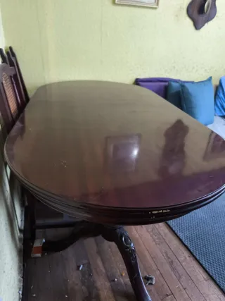 Mesa de comedor de madera oscura