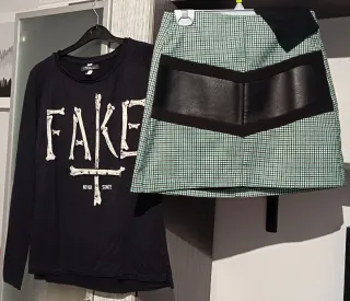 Falda mini y camiseta FAKE
